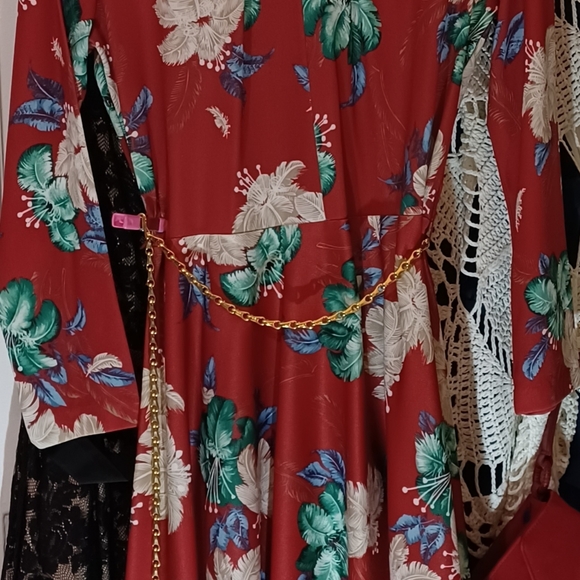 1970's True Red/Floral Vintage Dress with Gold Tone Belt. - Picture 3 of 7